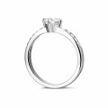 Anello solitario con diamante da 0,50 carati in oro bianco con diamanti laterali