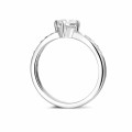 Anello solitario con diamante da 0,70 carati in oro bianco con diamanti laterali