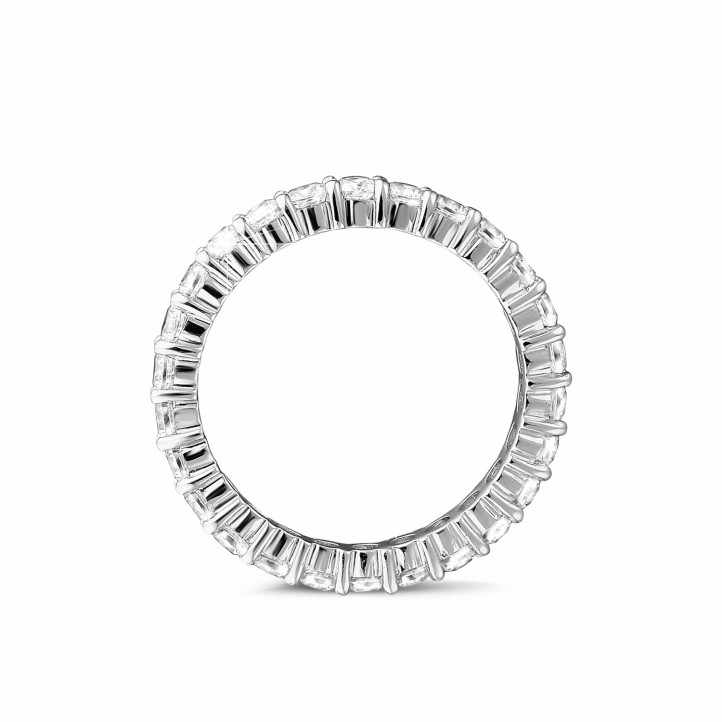 Anello eternity con diamanti da 1,56 carati in oro bianco