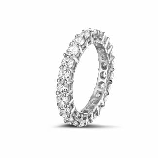 Anello eternity con diamanti da 2,30 carati in oro bianco