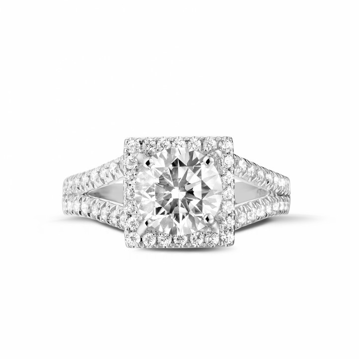 Anello solitario con diamante da 1,50 carati in oro bianco con diamanti laterali