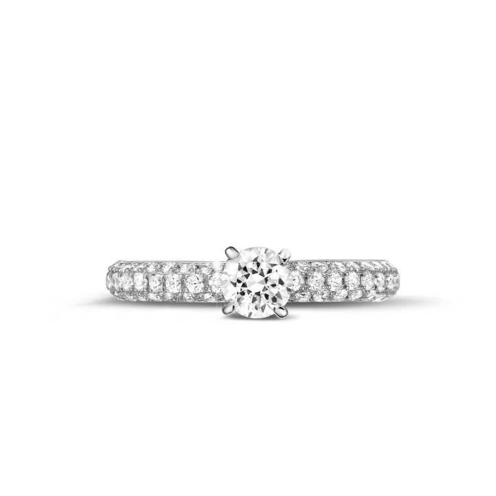 Anello solitario da 0,70 carati (mezzo incastonato) in oro bianco con diamanti laterali