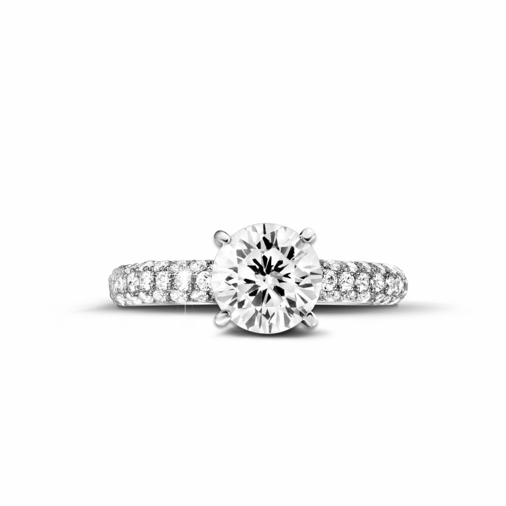 Anello solitario da 1,50 carati (mezzo incastonato) in oro bianco con diamanti laterali