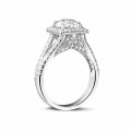 Anello solitario con diamante da 1,50 carati in oro bianco con diamanti laterali