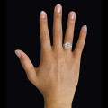 Anello entourage da 2,85 carati in oro giallo con diamante ovale
