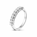 Anello eternity con diamanti da 0,54 carati in platino