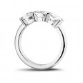 Anello trilogy da 1,50 carati in platino con diamanti rotondi