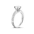 Anello solitario da 1,50 carati (mezzo set) in platino con diamanti laterali