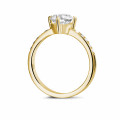 Anello solitario con diamante da 1,50 carati in oro giallo con diamanti laterali