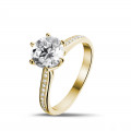 Anello solitario con diamante da 2,00 carati in oro giallo con diamanti laterali