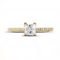 Anello solitario da 0,70 carati in oro giallo con diamante princess e diamanti laterali