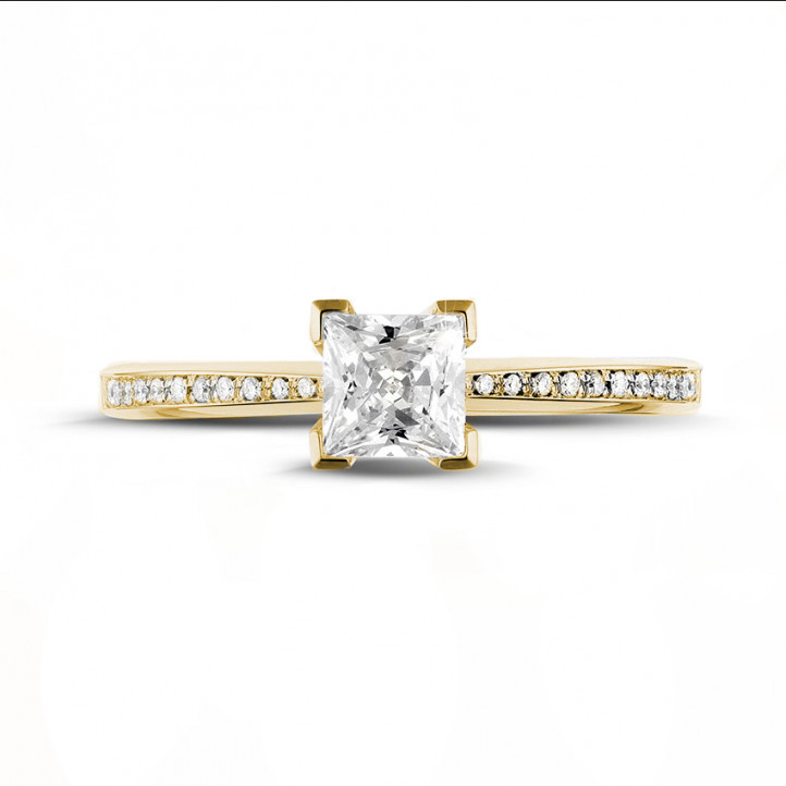 Anello solitario da 0,70 carati in oro giallo con diamante princess e diamanti laterali