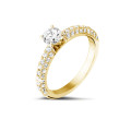 Anello solitario da 0,50 carati (mezzo giro) in oro giallo con diamanti laterali