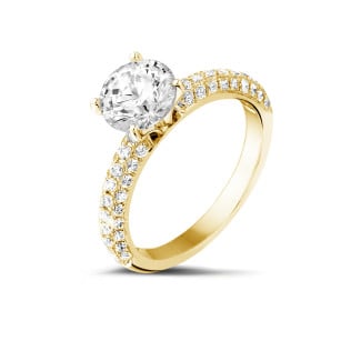Anello solitario da 1,50 carati (mezzo giro) in oro giallo con diamanti laterali