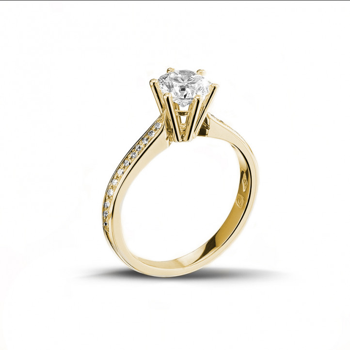 Anello solitario con diamante da 1,00 carati in oro giallo con diamanti laterali