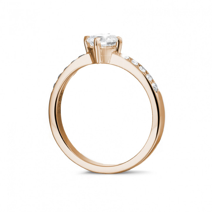 Anello solitario con diamante da 0,50 carati in oro rosso con diamanti laterali