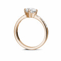 Anello solitario con diamante da 1,00 carati in oro rosso con diamanti laterali
