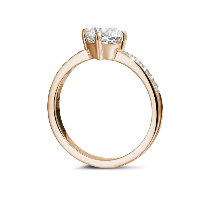 Anello solitario con diamante da 1,00 carati in oro rosso con diamanti laterali