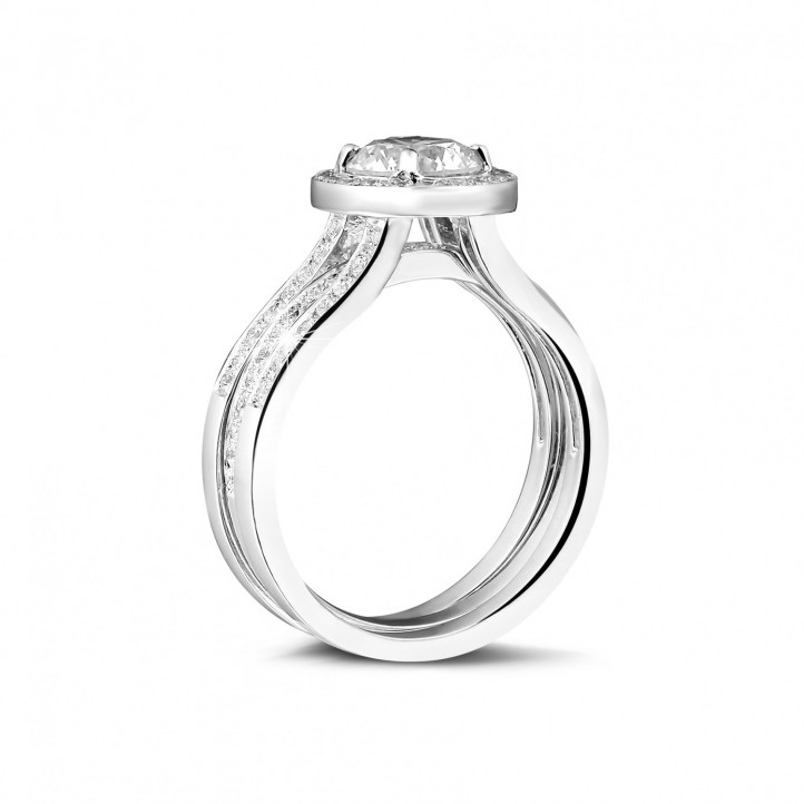 Anello solitario con diamante da 1,20 carati in oro bianco con diamanti laterali