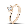 Anello solitario da 0,50 carati in oro rosso con diamante princess