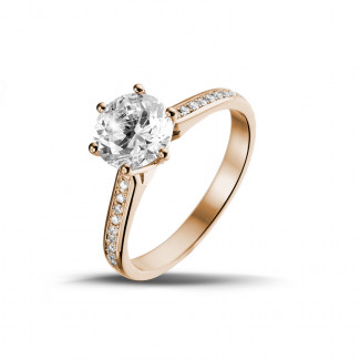 Anello solitario con diamante da 1,50 carati in oro rosso con diamanti laterali