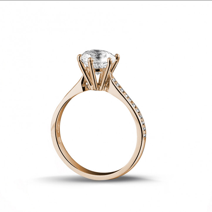 Anello solitario con diamante da 1,50 carati in oro rosso con diamanti laterali