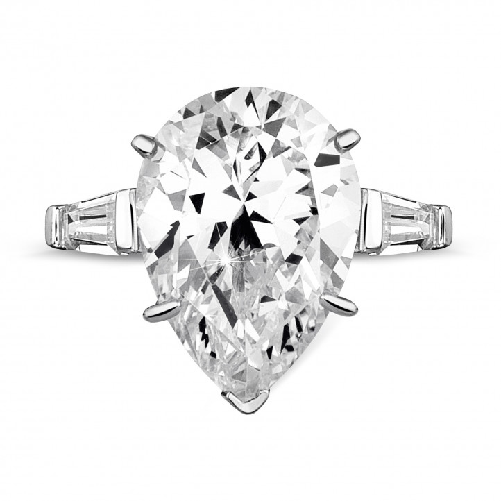 Anello in oro bianco con diamante a forma di pera e diamanti baguette a taglio affusolato
