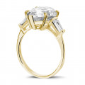 Anello in oro giallo con diamante a forma di pera e diamanti baguette a taglio affusolato
