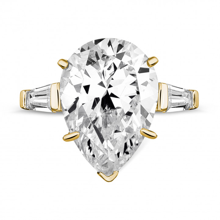 Anello in oro giallo con diamante a forma di pera e diamanti baguette a taglio affusolato