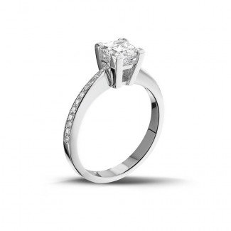 Anello solitario - Anello solitario da 1,00 carati in oro bianco con diamante princess e diamanti laterali