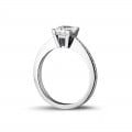 Anello solitario da 1,50 carati in oro bianco con diamante princess e diamanti laterali