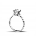 Anello solitario con diamante da 1,25 carati in oro bianco