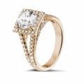 Anello solitario con diamante da 1,50 carati in oro rosso con diamanti laterali