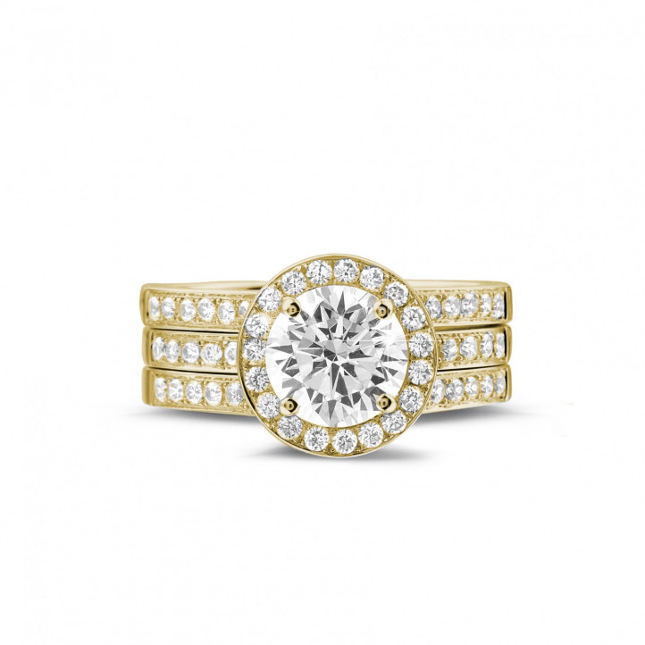 Anello solitario con diamante da 1,50 carati in oro giallo con diamanti laterali