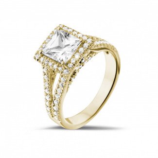 Anello solitario da 1,50 carati in oro giallo con diamante princess e diamanti laterali