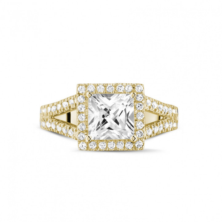 Anello solitario da 1,50 carati in oro giallo con diamante princess e diamanti laterali