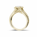 Anello solitario da 1,50 carati in oro giallo con diamante princess e diamanti laterali