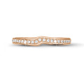 Anello eternity con diamanti curvi da 0,20 carati (mezzo set) in oro rosso