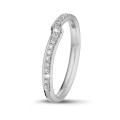 Anello eternity con diamanti curvi da 0,20 carati (mezzo giro) in platino