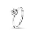 Anello solitario da 0,70 carati in oro bianco con diamante rotondo