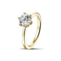 Anello solitario da 1,25 carati in oro giallo con diamante rotondo