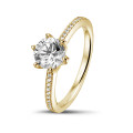 Anello solitario da 0,50 carati in oro giallo con diamanti laterali