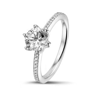 Anello solitario da 1,50 carati in oro bianco con diamanti laterali