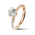 Anello solitario da 0,50 carati in oro rosso con diamanti laterali