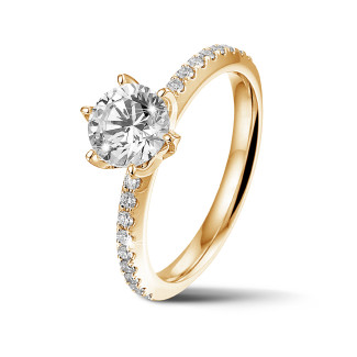 Anello solitario da 0,70 carati in oro giallo con diamanti laterali