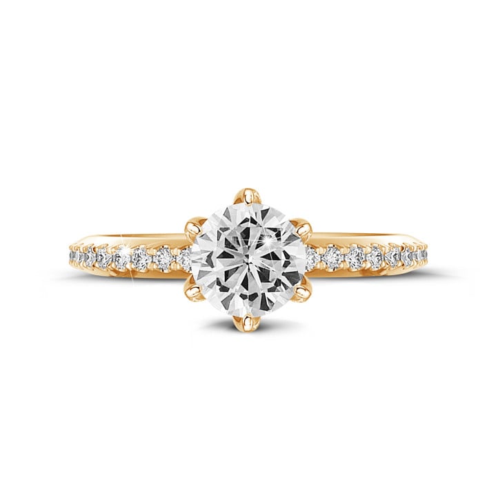 Anello solitario da 0,90 carati in oro giallo con diamanti laterali