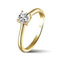 Anello solitario da 0,70 carati in oro giallo con diamante rotondo e quattro griffe