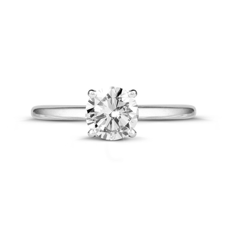Anello solitario da 0,90 carati in platino con diamante rotondo e quattro griffe
