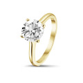 Anello solitario da 2,50 carati in oro giallo con diamante rotondo e quattro griffe