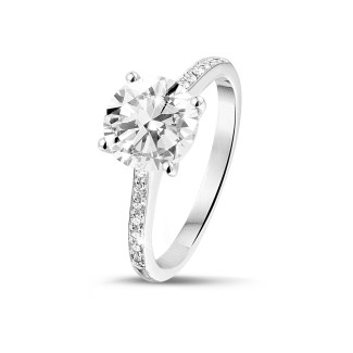 Anello solitario da 2,00 carati in platino con quattro griffe e diamanti laterali